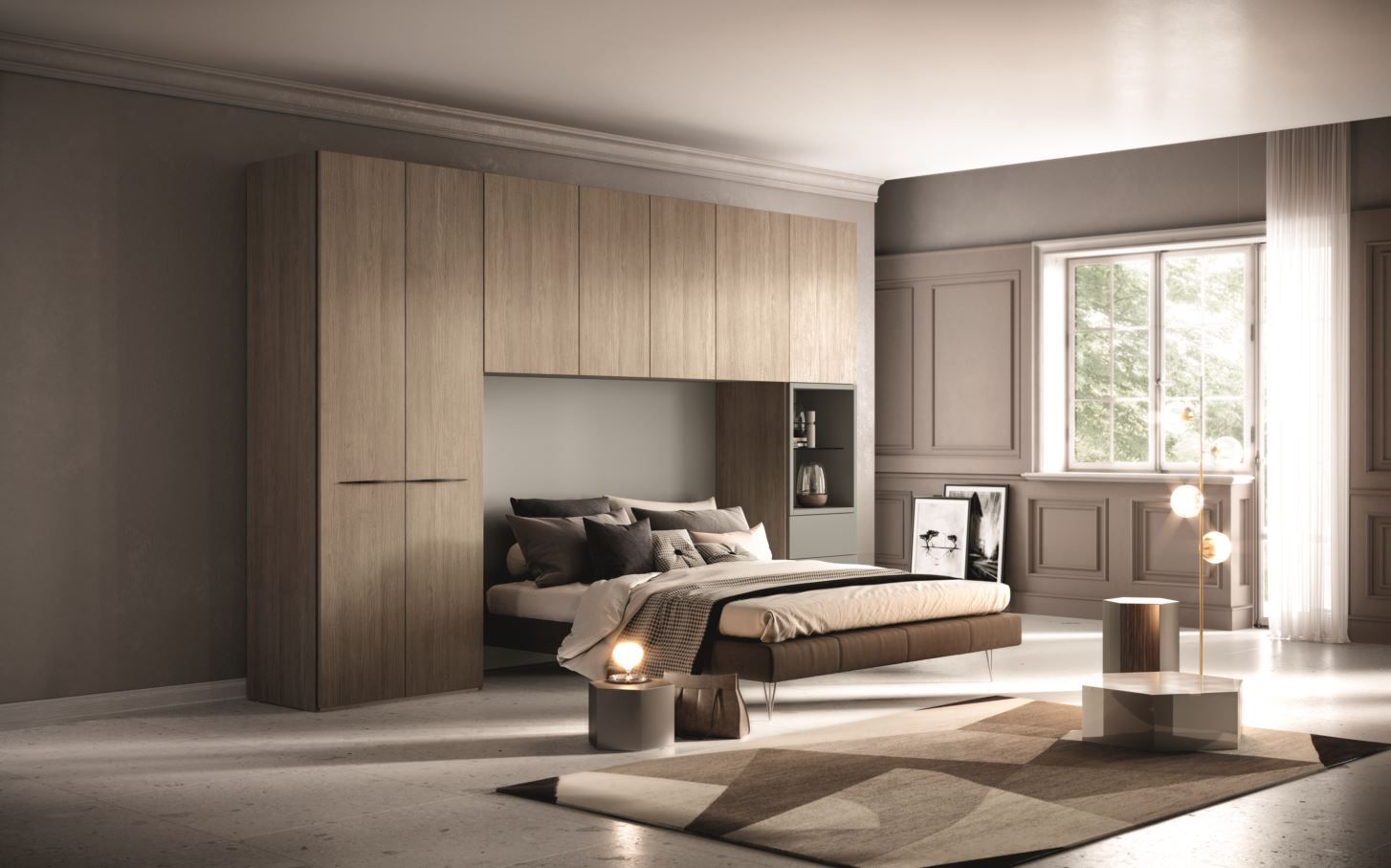 Camera da letto con armadi in legno sopra il letto, finestra sulla destra e due lampade da comodino.