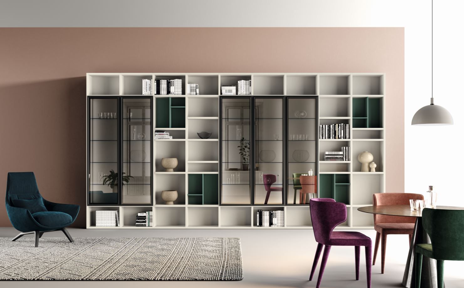 Soggiorno moderno con scaffalature modulari, poltrona e sedie da pranzo.