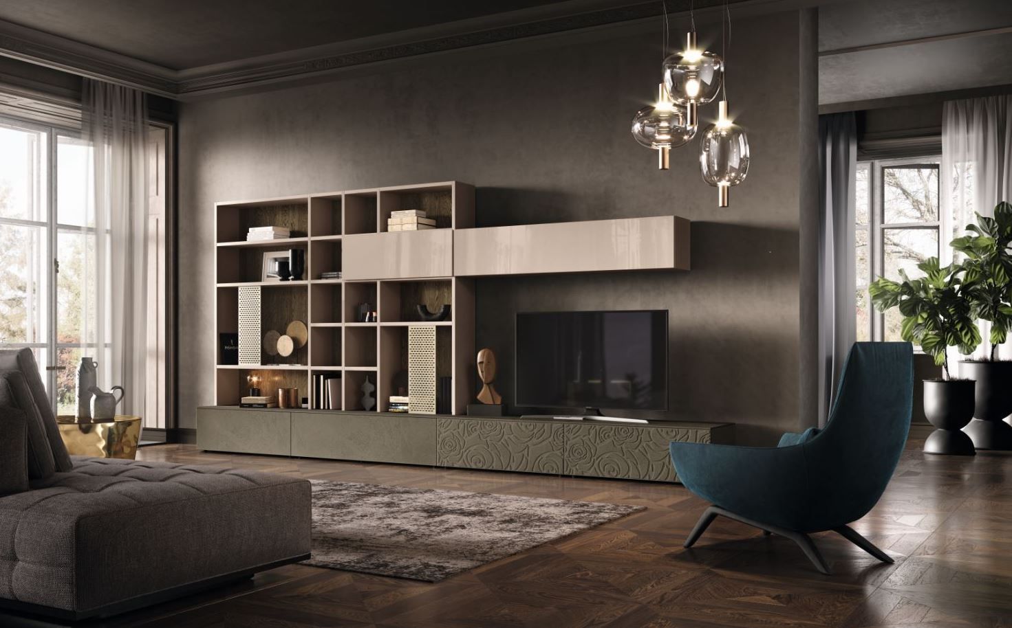 Soggiorno con moderni scaffali a muro, TV e poltrona blu; pavimenti in legno scuro e pareti grigie.