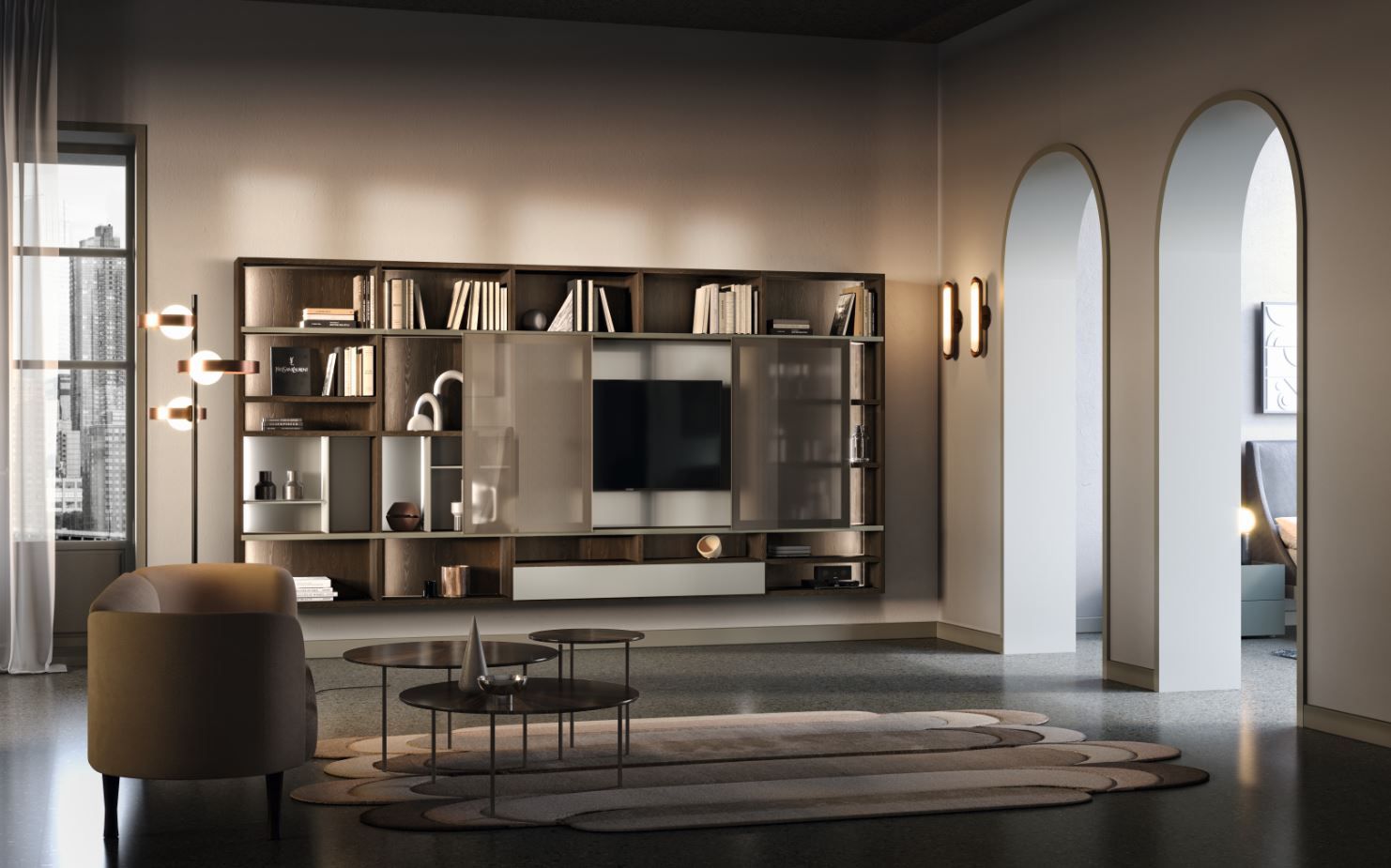 Soggiorno con ampio centro multimediale, tonalità beige, mobili moderni e porta ad arco.