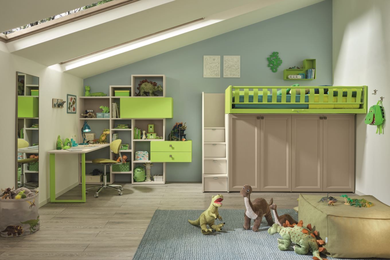 Cameretta per bambini a tema dinosauri. Verde, blu e beige. Letto a soppalco sopra l'armadio, scrivania, giocattoli.
