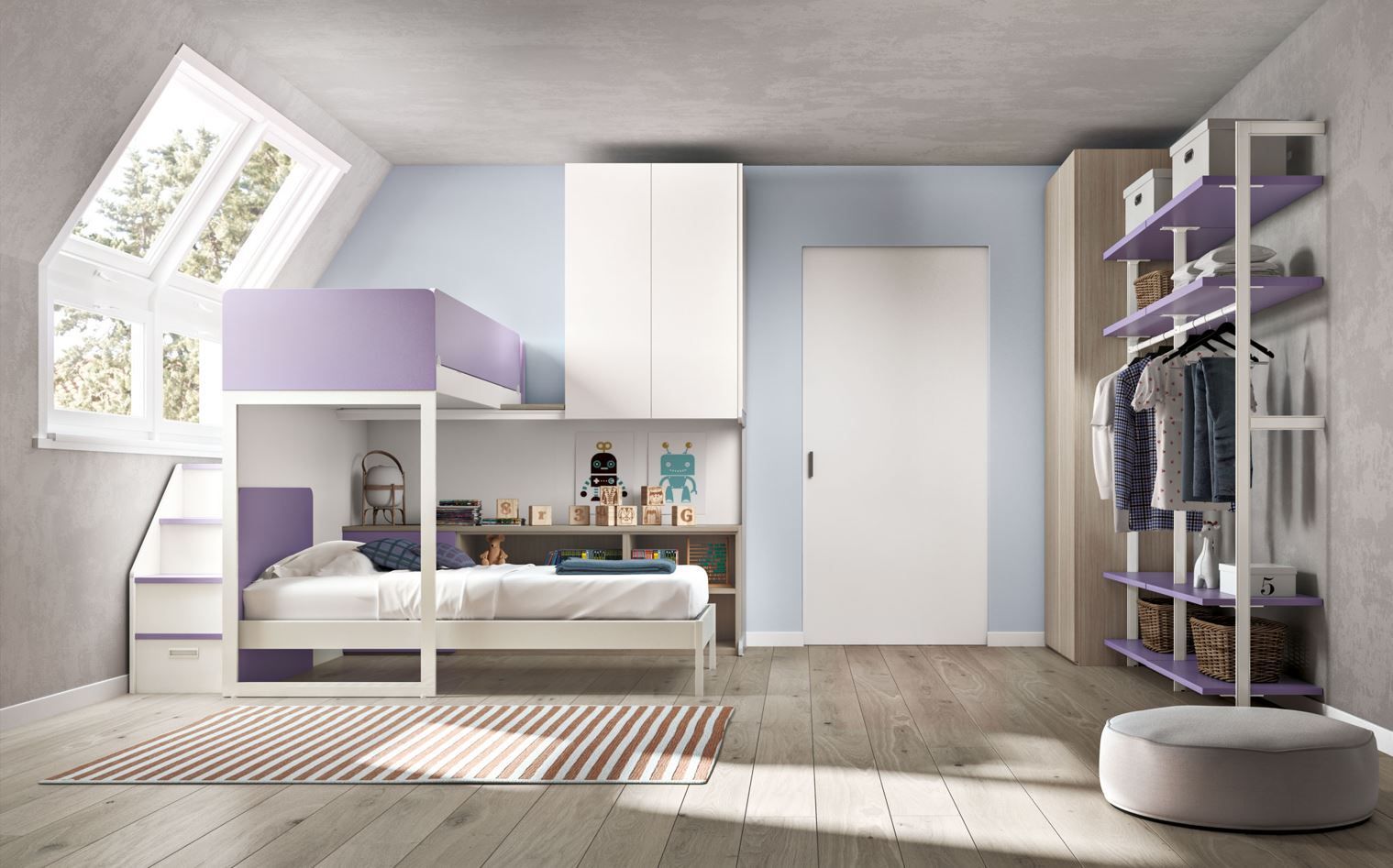 Cameretta per bambini con letto a castello, scrivania, armadio e scaffali a vista. Dettagli color lavanda, pareti azzurre e pavimenti in legno.