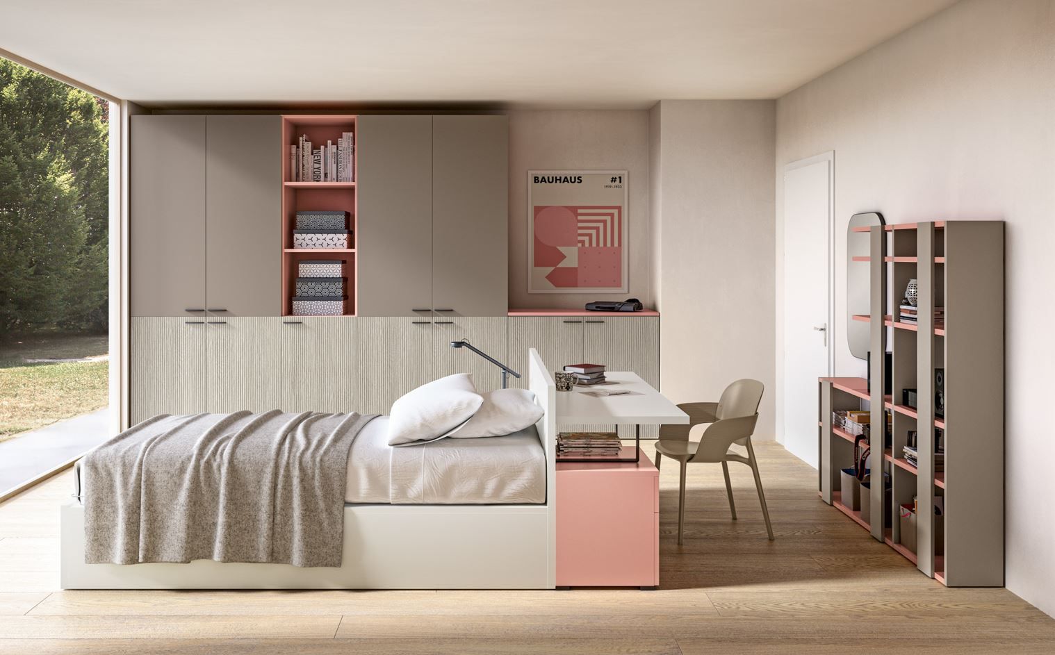 Camera da letto con letto, scrivania, spazio per riporre oggetti e una grande finestra; combinazione di colori rosa e grigio.