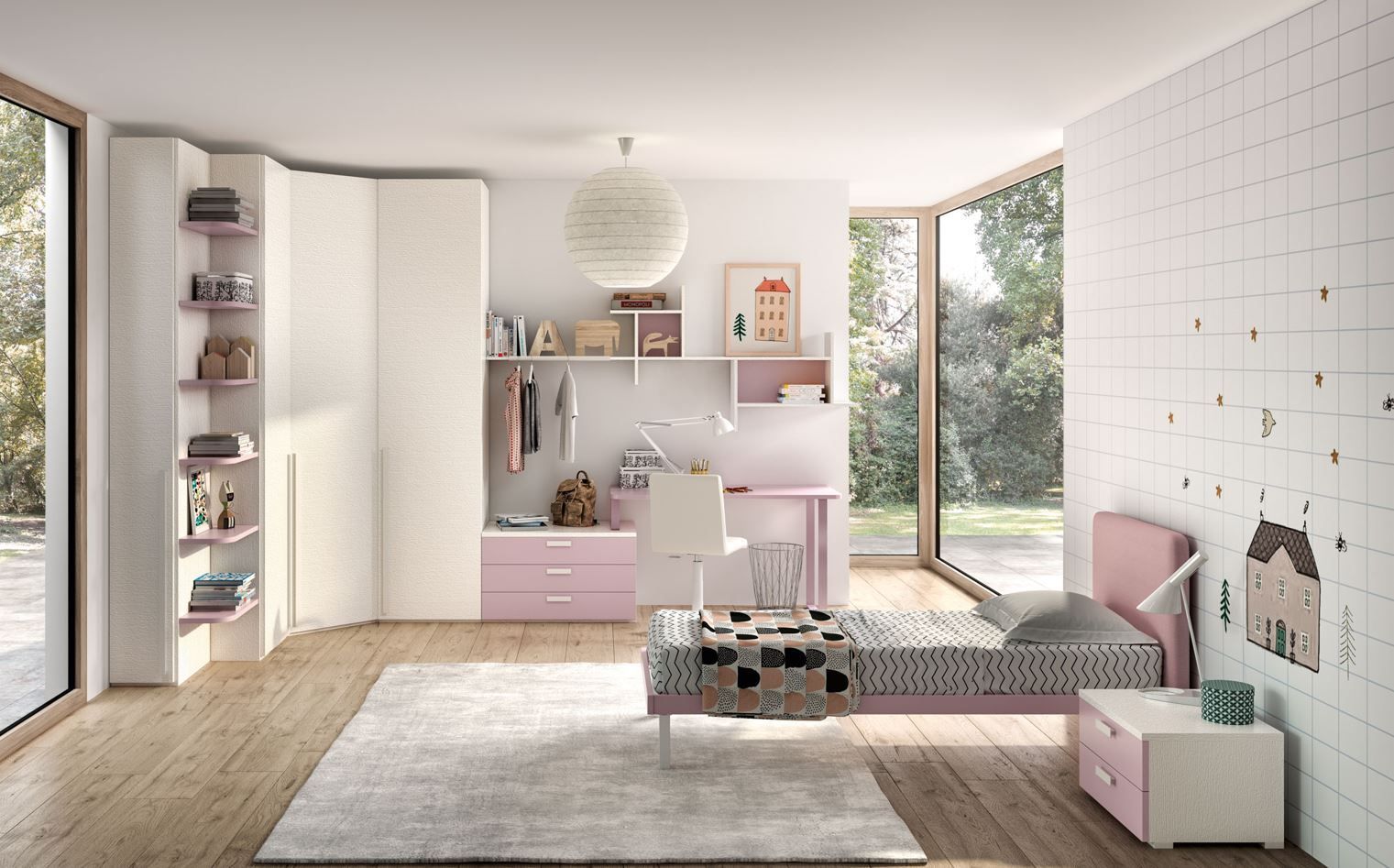Una cameretta per bambini con mobili rosa e bianchi, un tappeto e grandi finestre con vista sul verde.