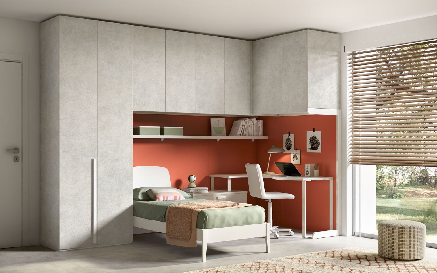 Una camera da letto moderna con letto, scrivania e armadio a muro. Parete decorativa arancione, finestra con persiane.