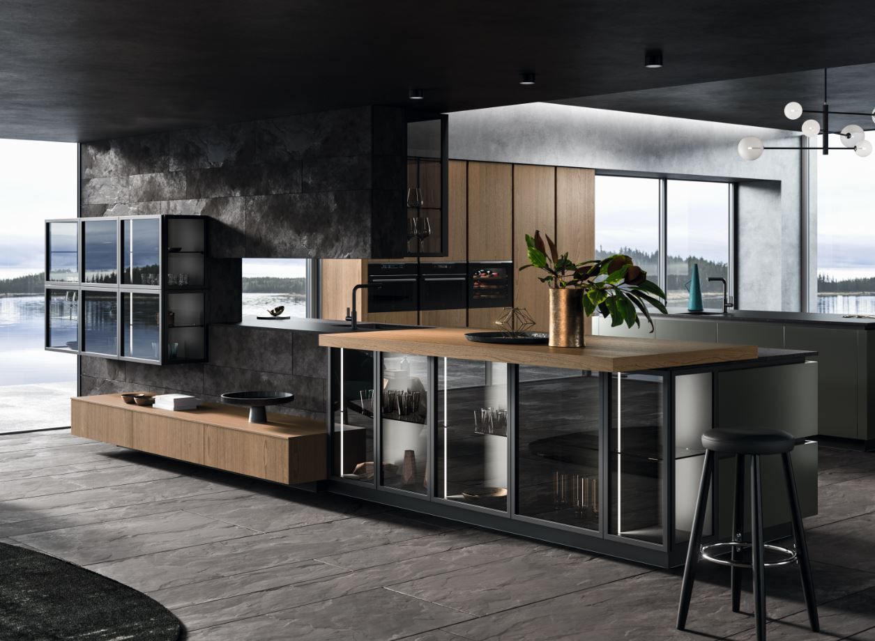 Cucina moderna Snaidero con mobili scuri, dettagli in legno e una grande isola con ante in vetro.