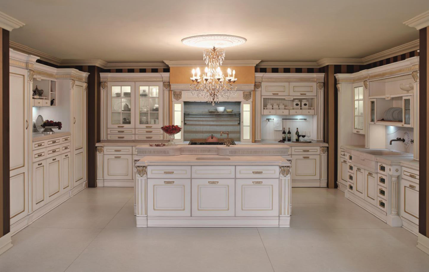 Elegante cucina bianca con isola, ripiani in marmo e lampadario.