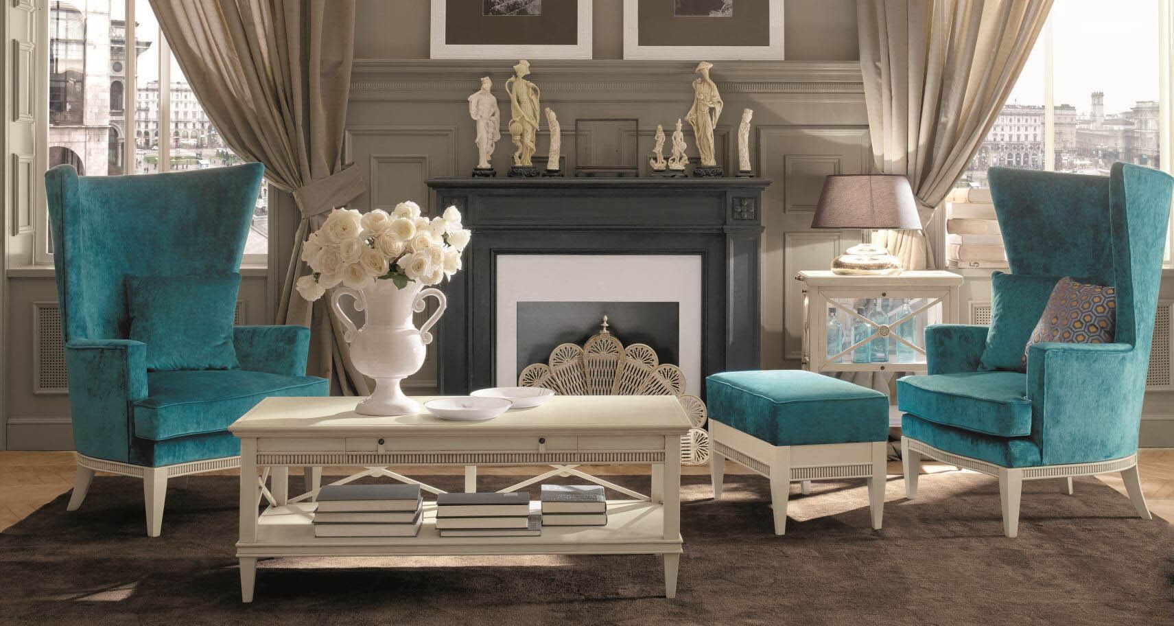 Comò in legno con specchio e fiori; arredamento per camera da letto.