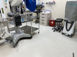 An empty operating room with a robotic surgery machine