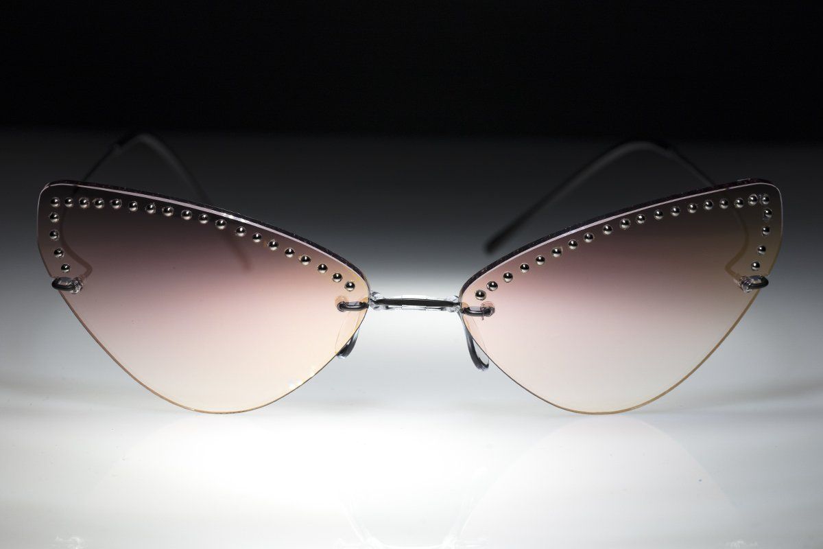 occhiali sole donna a gatto specchiati con borchie