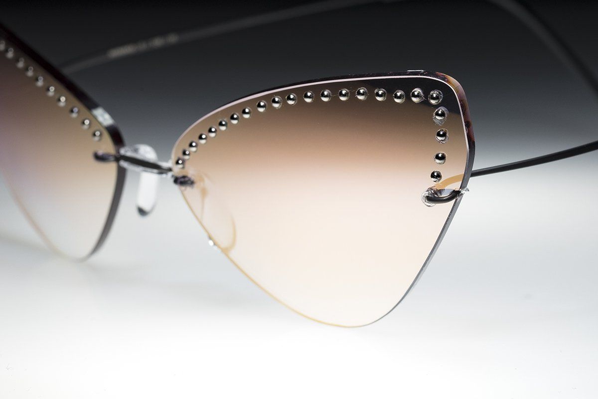 occhiali sole donna forma a gatto e borchie con lenti specchiate