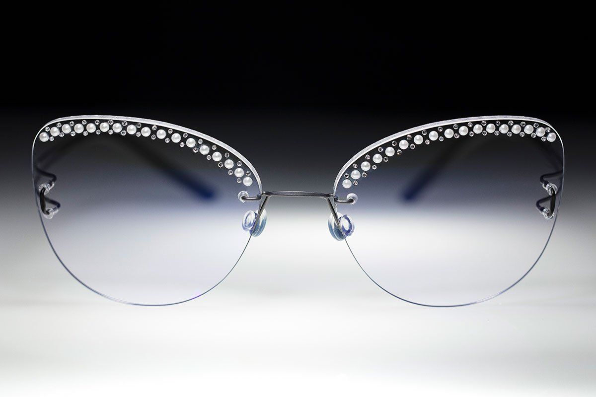 light glasses with pearls