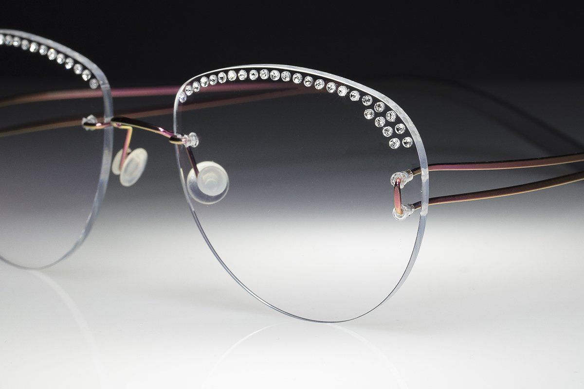 woman's frameless glasses