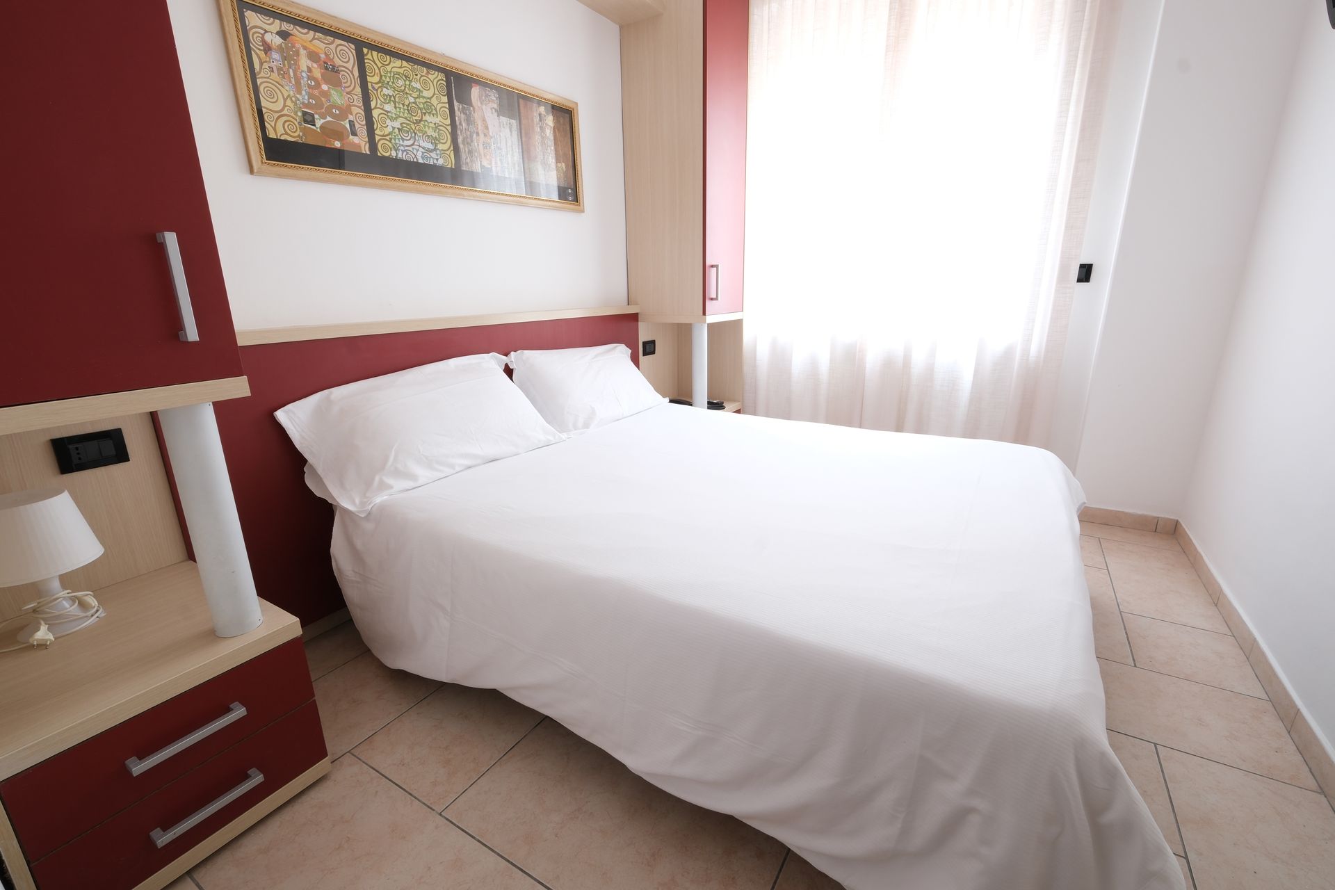 Спальня с большой кроватью и тумбочкой