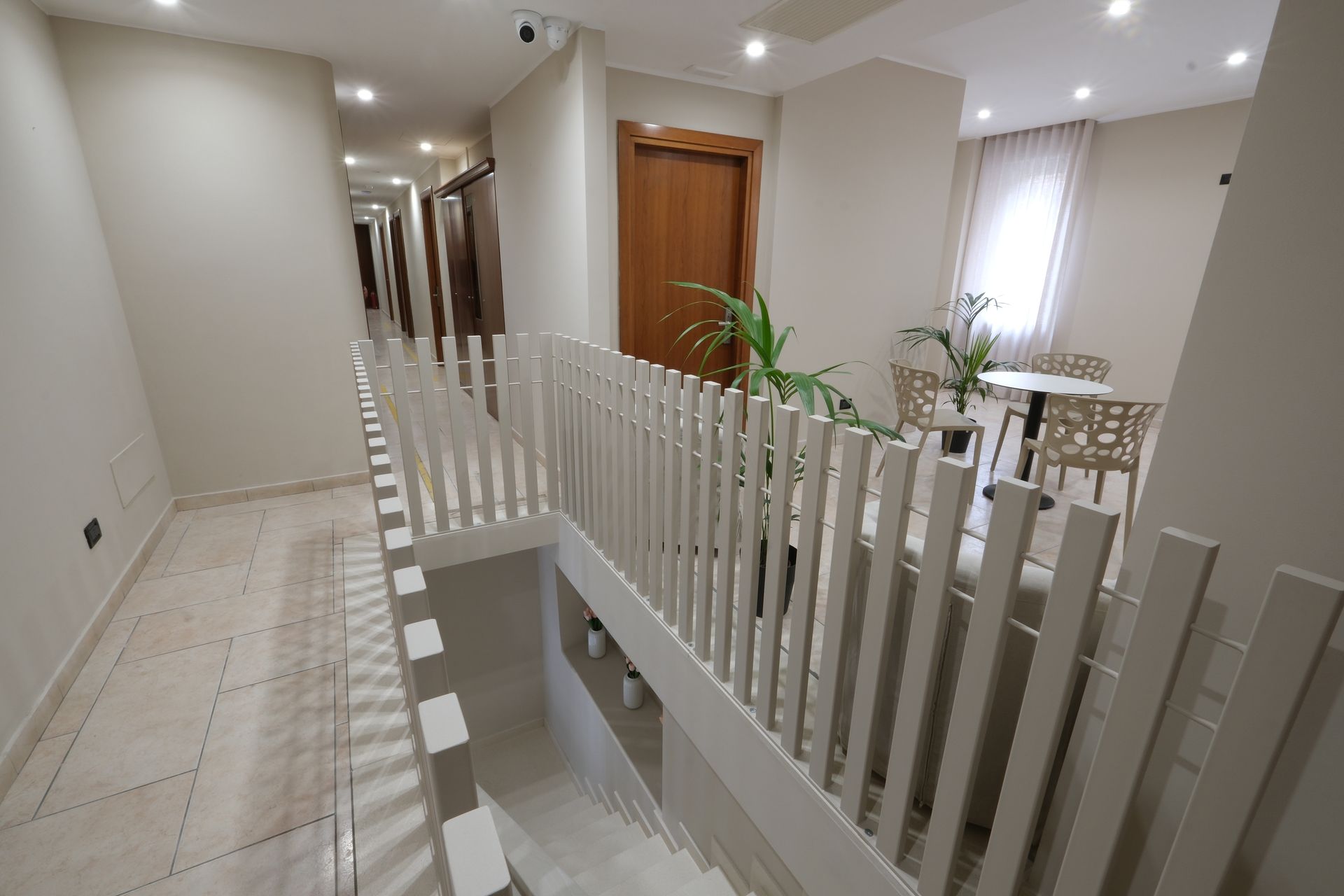 Коридор с лестницей, ведущей на второй этаж здания.