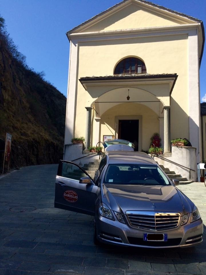 Auto disponibile per servizi funebri Gariglio a Torino
