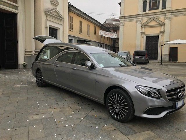 Auto disponibili per servizi funebri Gariglio a Torino