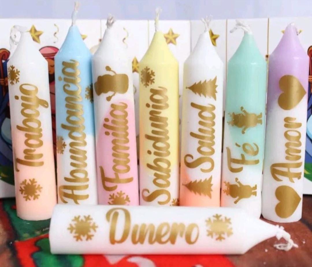 Siete velas de colores con letras doradas que representan objetivos de vida.