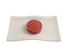 Monte di tartare rossa su un piatto rettangolare bianco