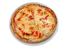 Pizza al formaggio con fette di peperone rosso su un vassoio d'argento.