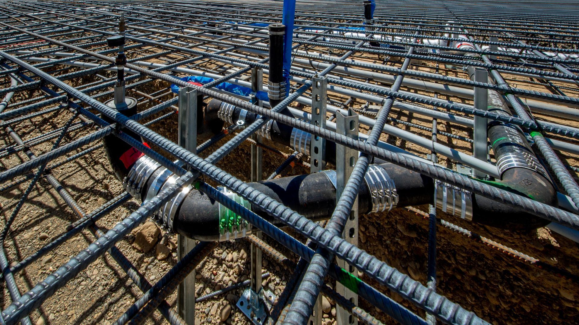 A bunch of metal pipes are laying on the ground