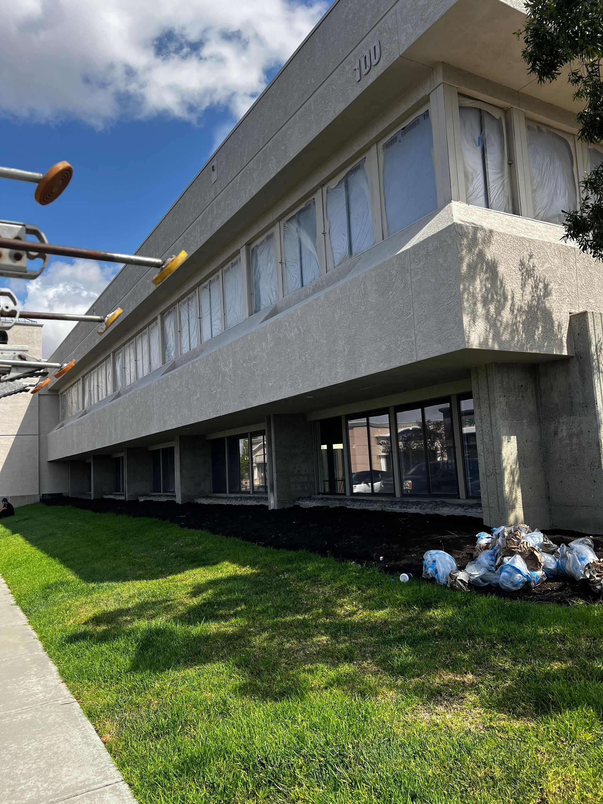 A large concrete building with a lot of windows