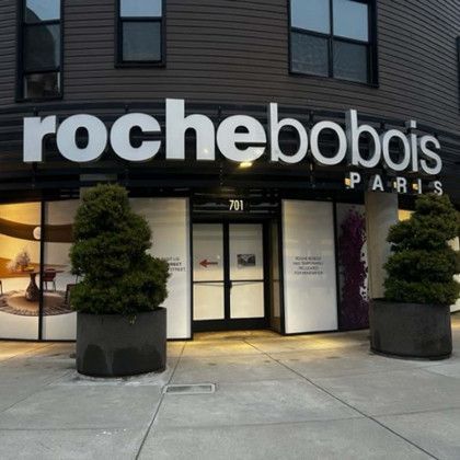 A store front with a sign that says rochebobois