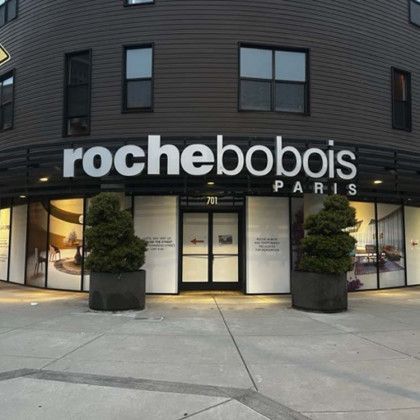 A building with a sign that says rochebobois paris