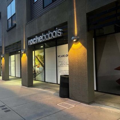 A store front with a sign that says rochebobois