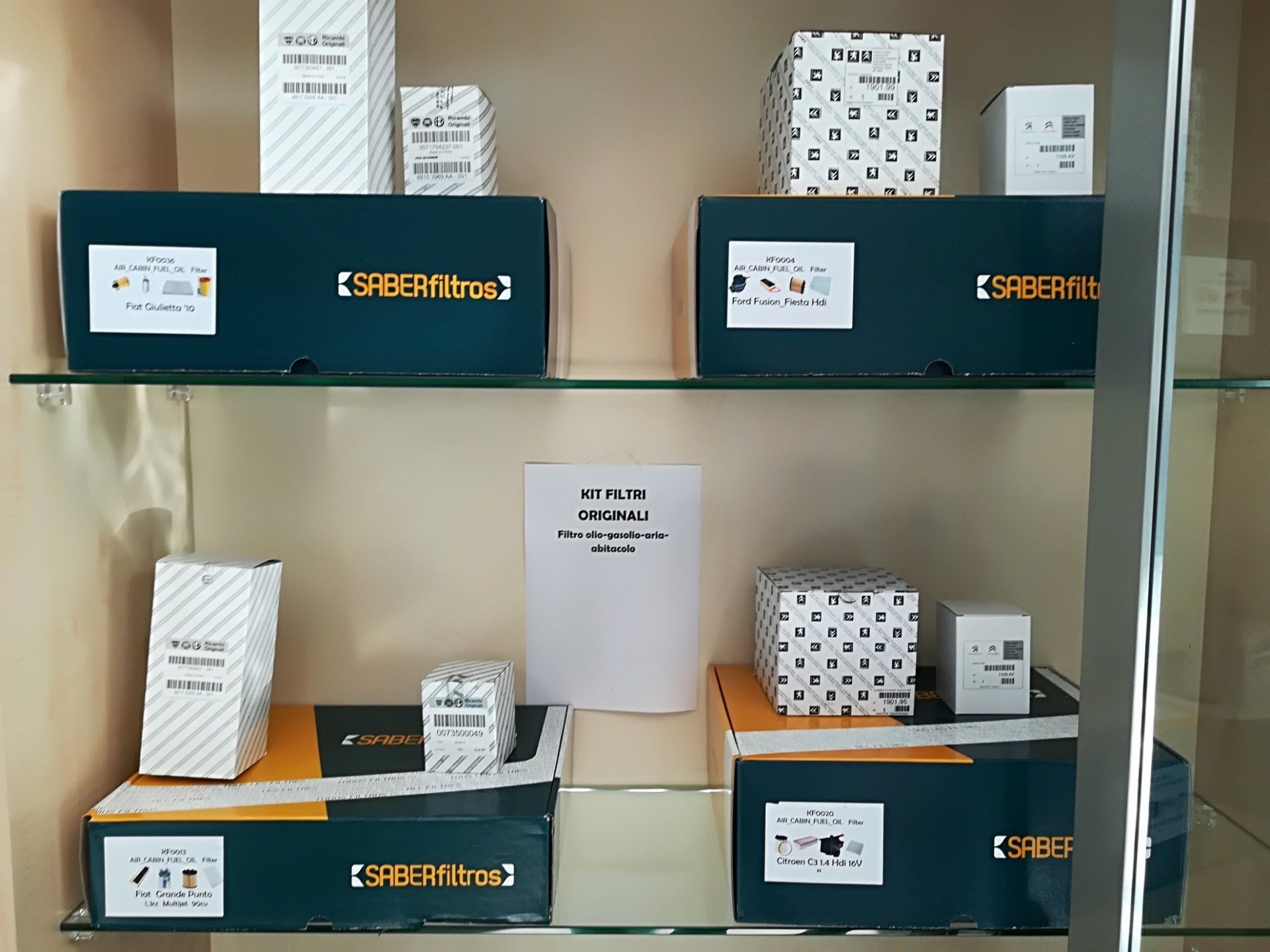 vetrina con filtri per auto