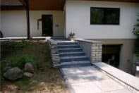 Es gibt eine Treppe, die zur Vorderseite eines Hauses hinaufführt.