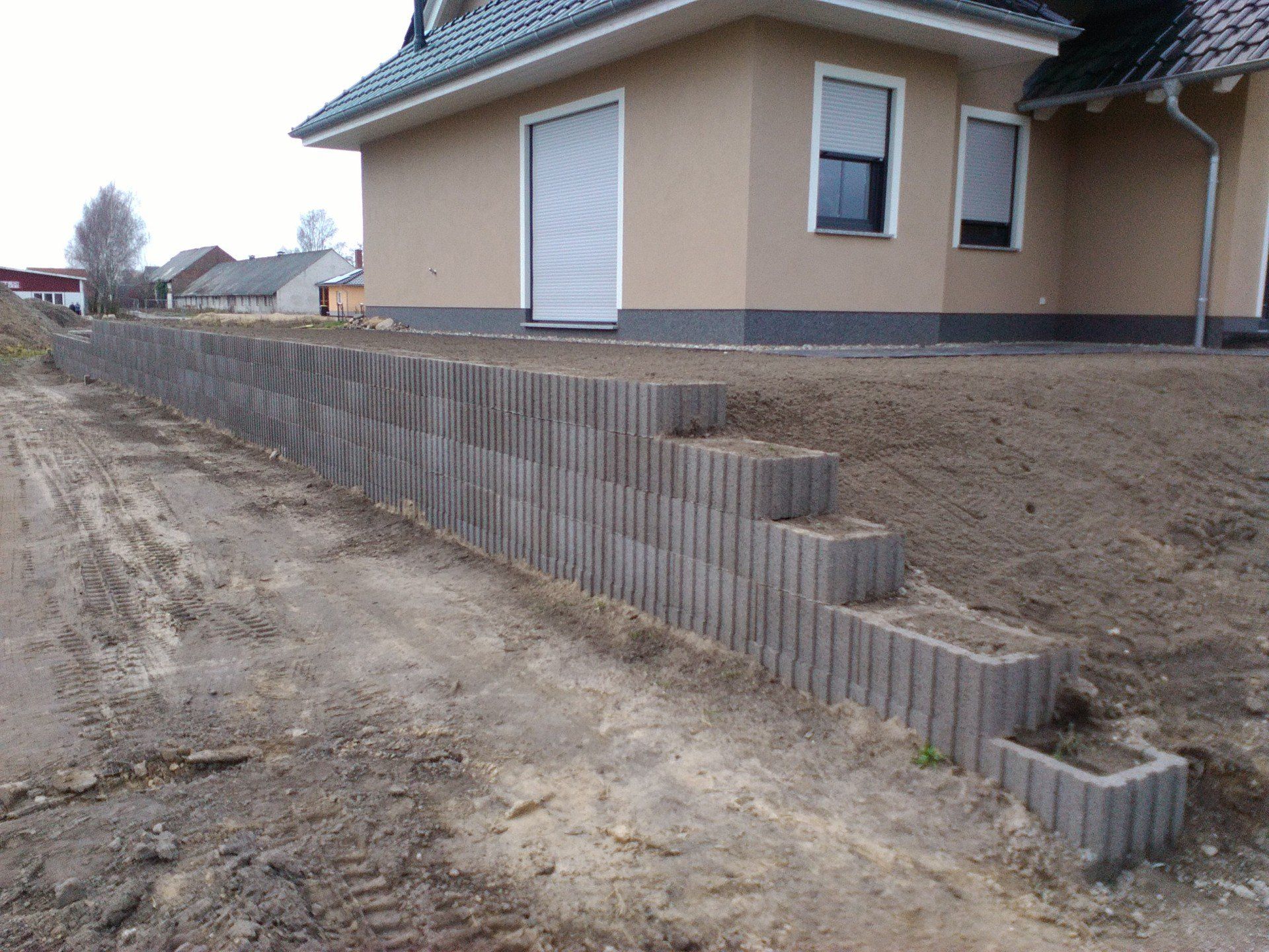Ein Haus mit einer Betonmauer und einer Treppe davor.