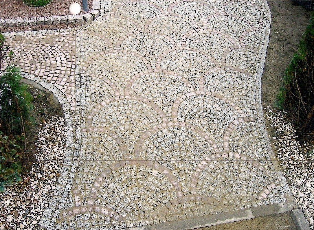 Eine Luftaufnahme einer Kiesauffahrt mit einer Treppe, die hinaufführt.