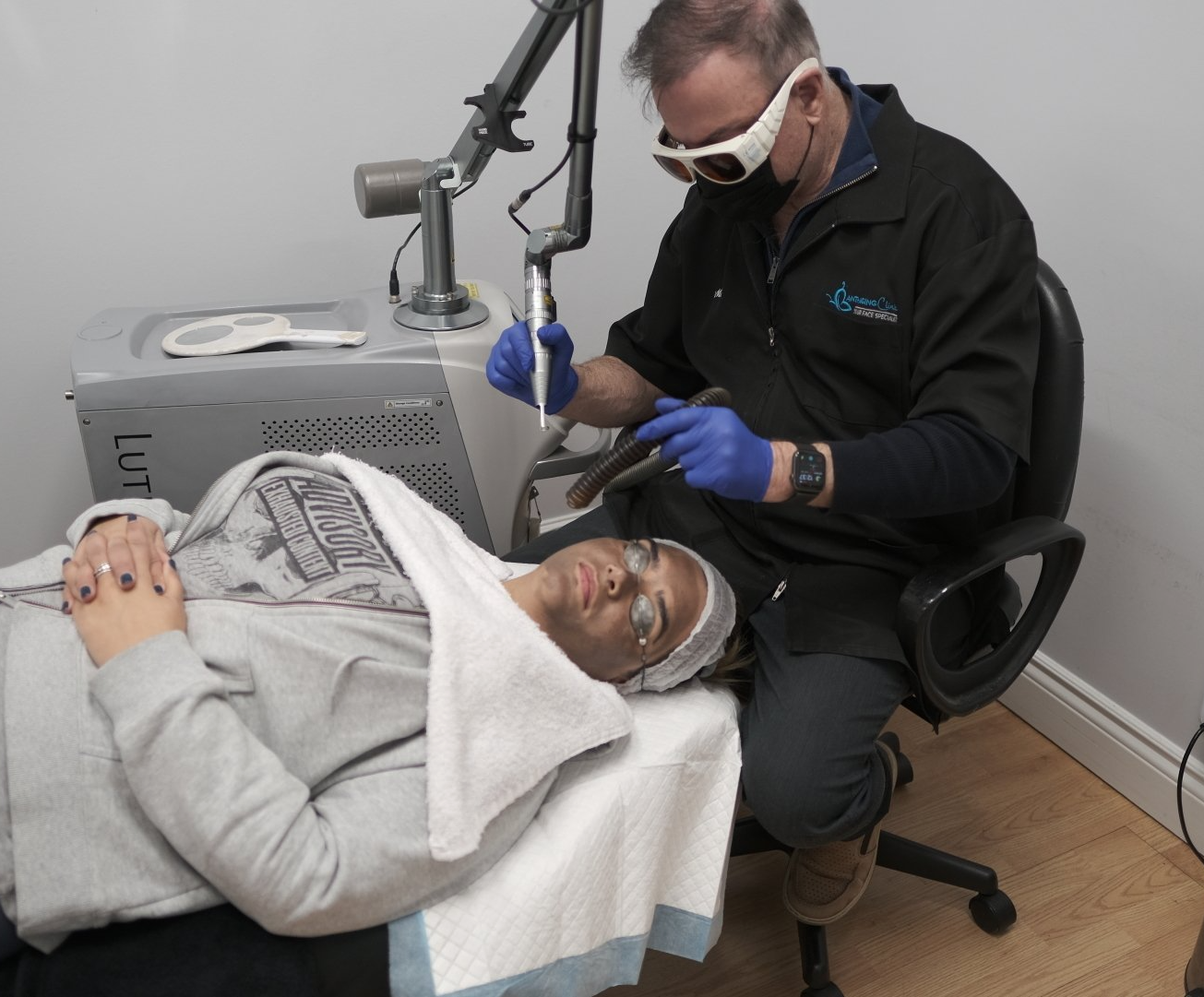 specialist getting mesotherapy on forehead