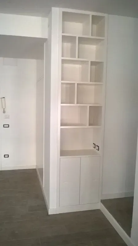 C'è una libreria in mezzo alla stanza.