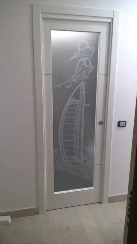 Una porta bianca con una barca a vela disegnata.