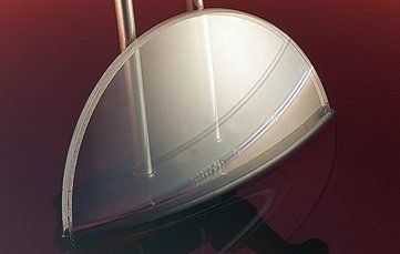 Eine Nahaufnahme eines Globus auf einem Tisch mit rotem Hintergrund.