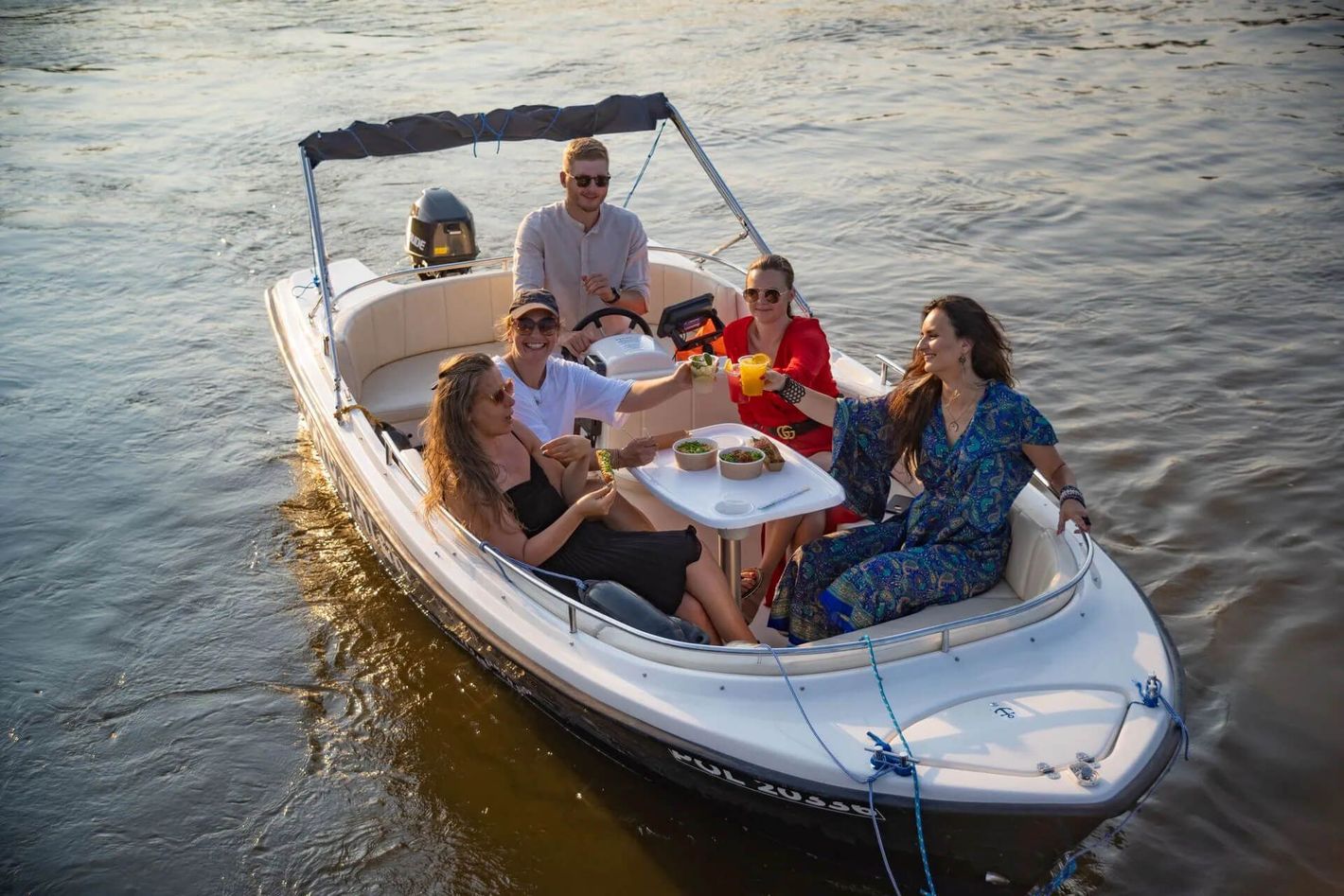 Motorboat cruise on the Vistula River in Warsaw. Boat cruises with skipper or rentals without any licenses.