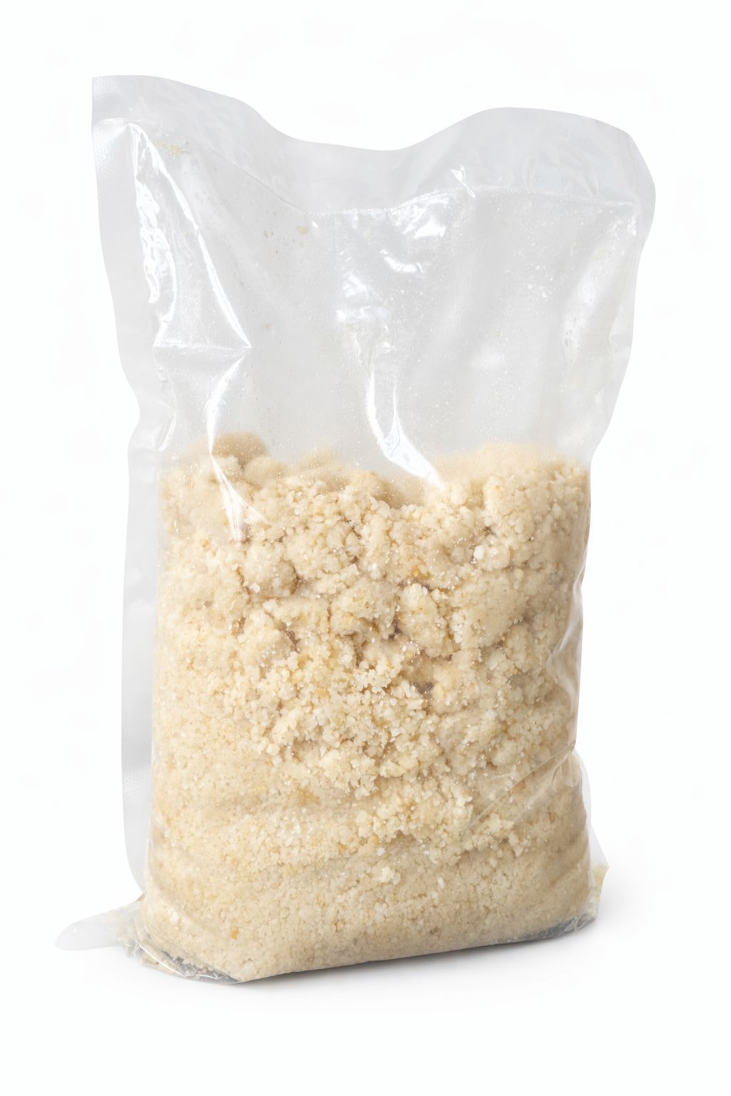 Una bolsa de plástico transparente sellada al vacío llena de alimentos sueltos, de color beige