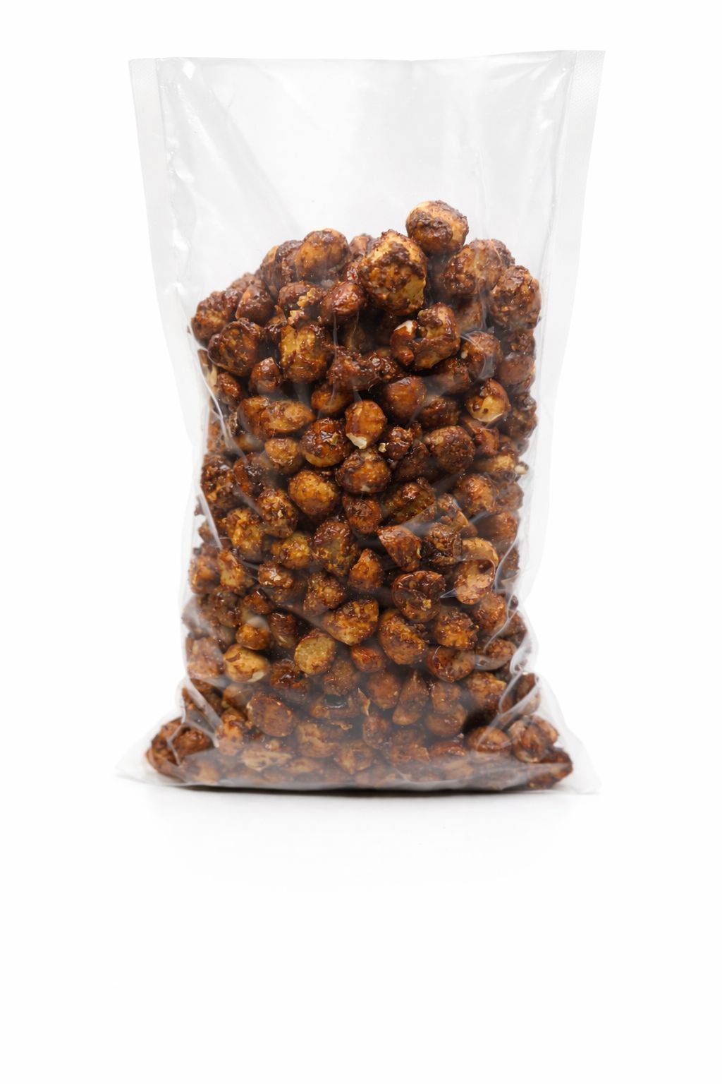 Una bolsa de plástico transparente llena de bolitas de snack redondas, marrones y sazonadas, aisladas sobre un fondo blanco.
