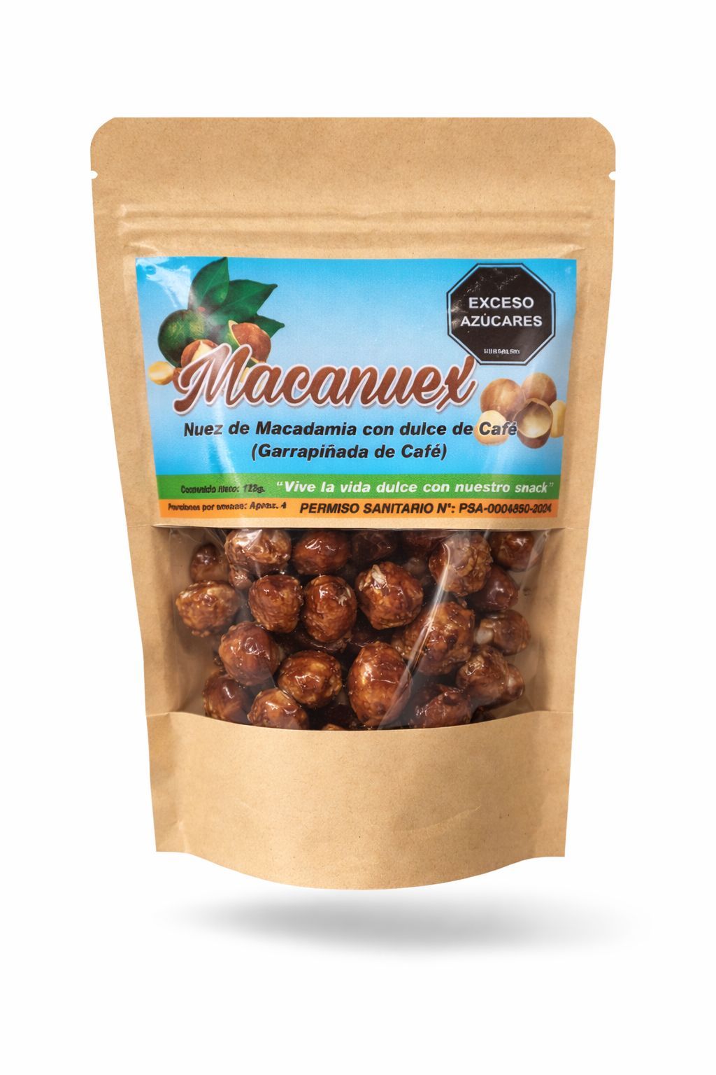 Una bolsa de papel marrón con nueces de macadamia de la marca Macanuez con una etiqueta azul