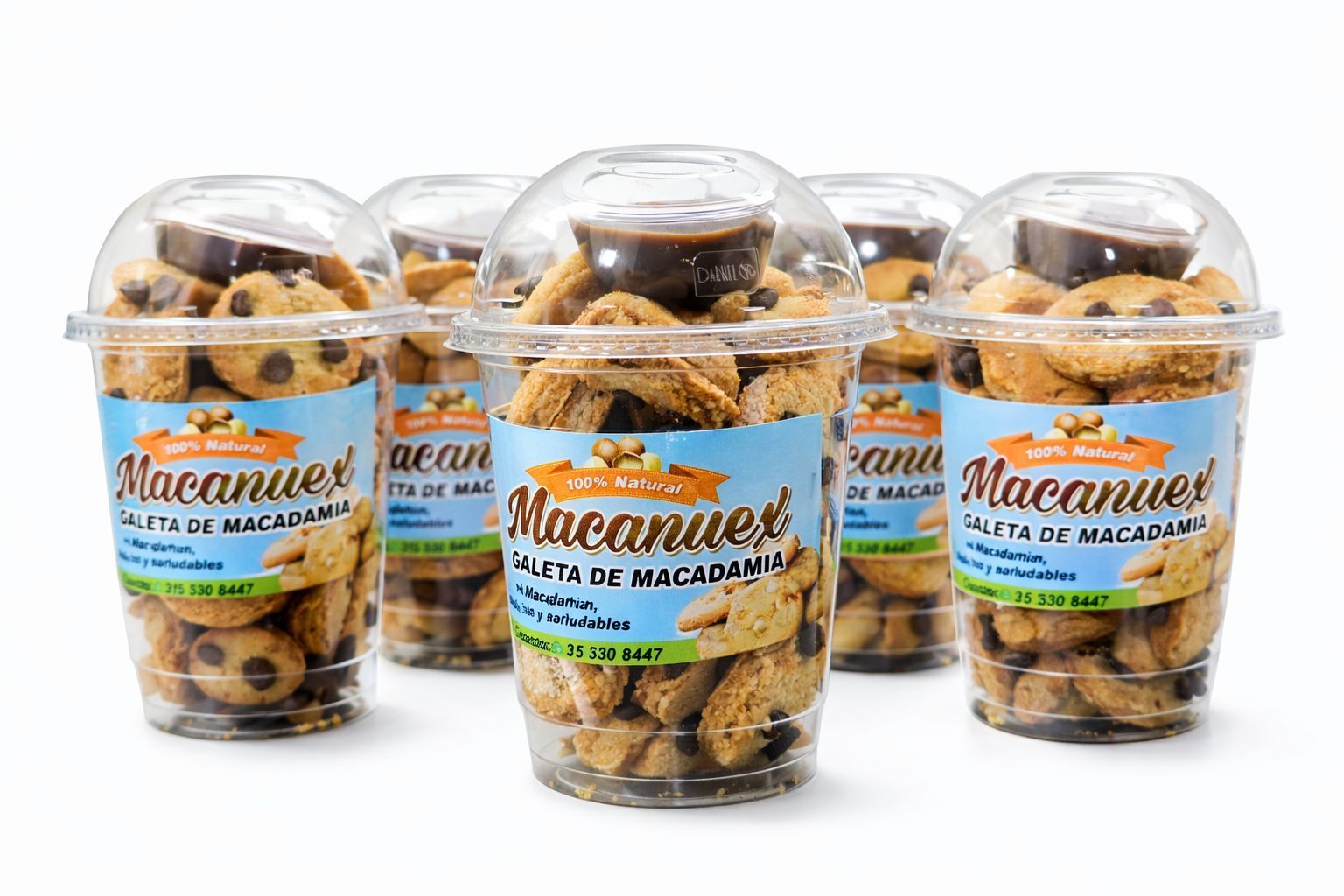 Cinco vasos de plástico llenos de galletas de macadamia y un recipiente pequeño de salsa de chocolate