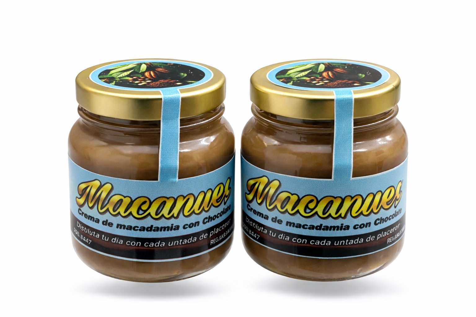 Dos frascos de crema de macadamia y chocolate Macanues con tapas doradas y etiquetas azul claro, sobre un fondo blanco.