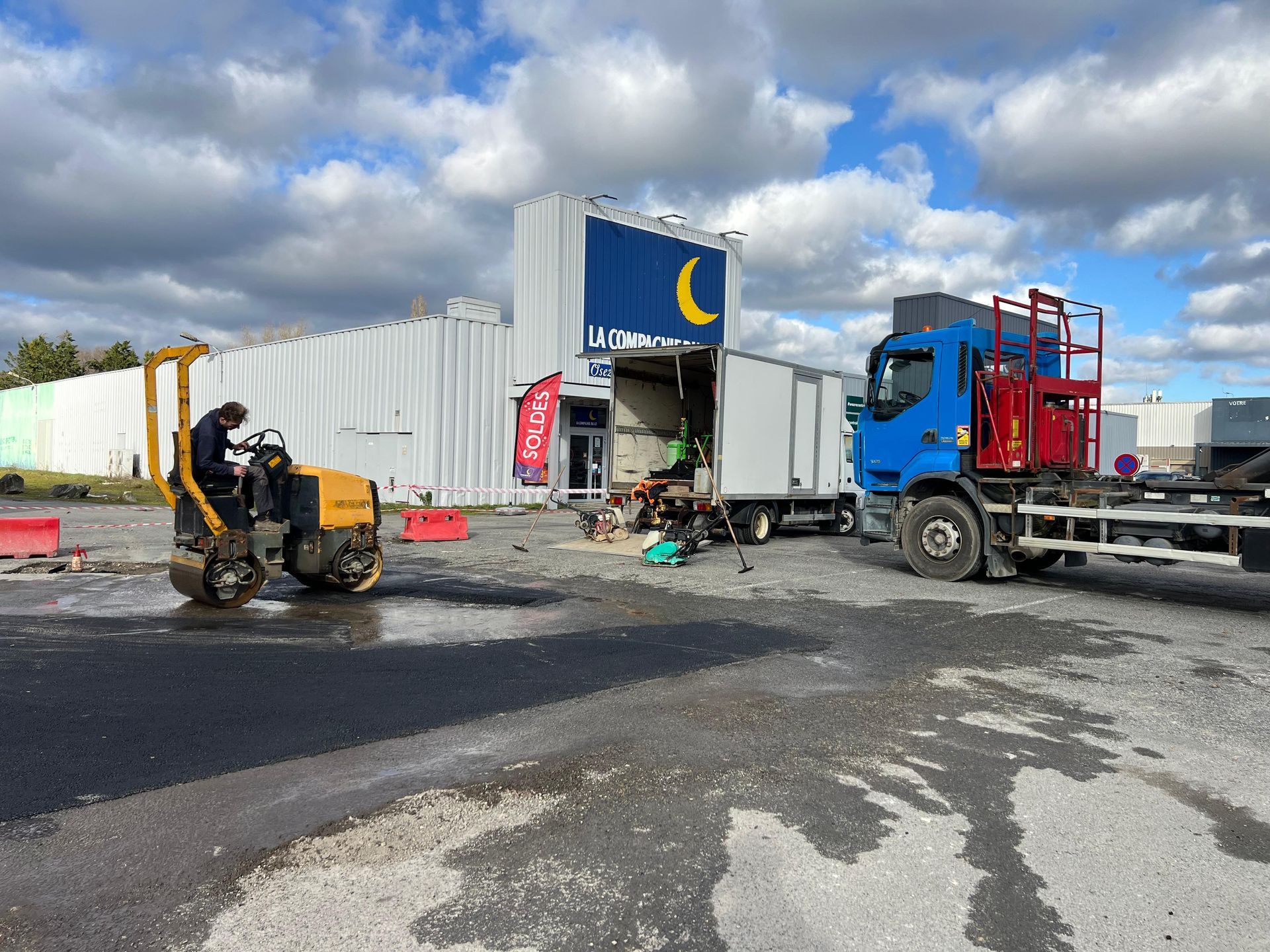 Remise en état d'enrobé. Remise en état de voirie et de parkings en Loire-Atlantique. Réparation de routes près de Nantes et Saint Nazaire. 