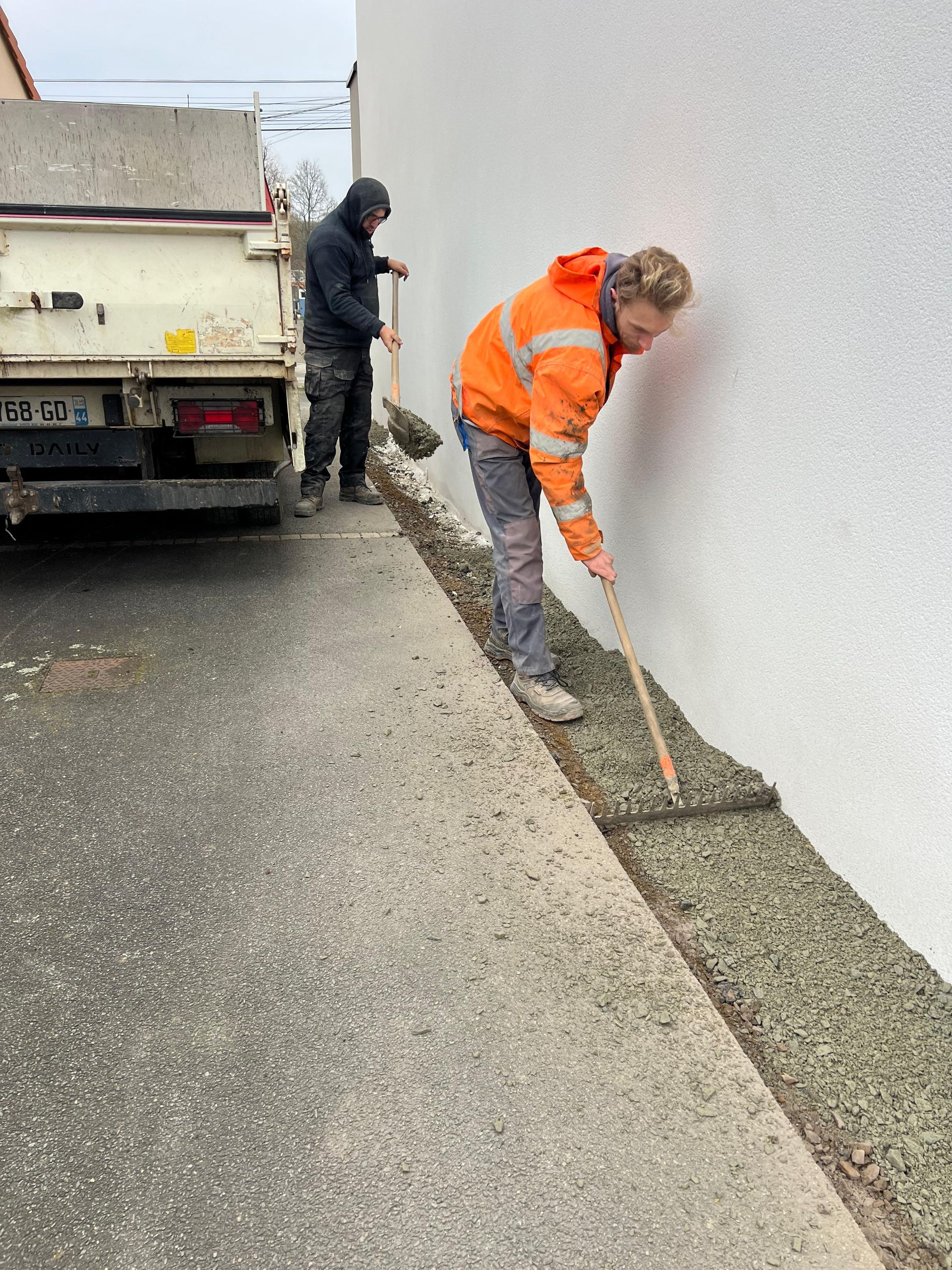 Reprise d'enrobé sur allée et accès après travaux de branchements / raccordement en Loire-Atlantique. Reprise de tranchées en enrobé. 