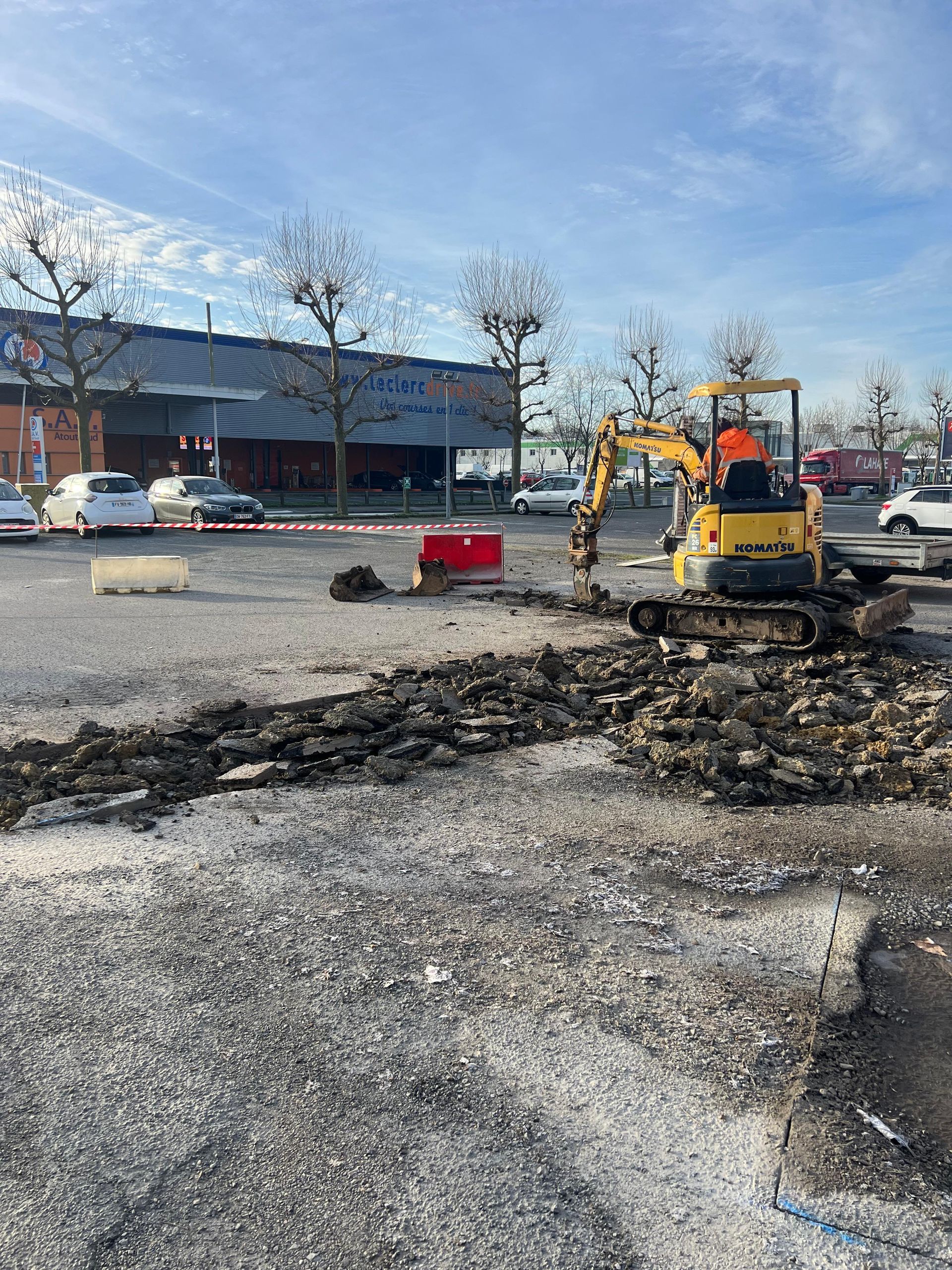 Reprises de tranchées en Loire-Atlantique, Reprise d'enrobé après scellement / raccordement, scellement en enrobé de branchements, reprises de bitume après travaux de réseaux d'eau