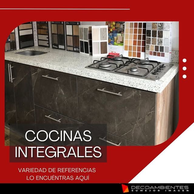 Cocina con gabinetes, encimera, estufa y muestras de materiales. Texto: Cocinas Integrales.