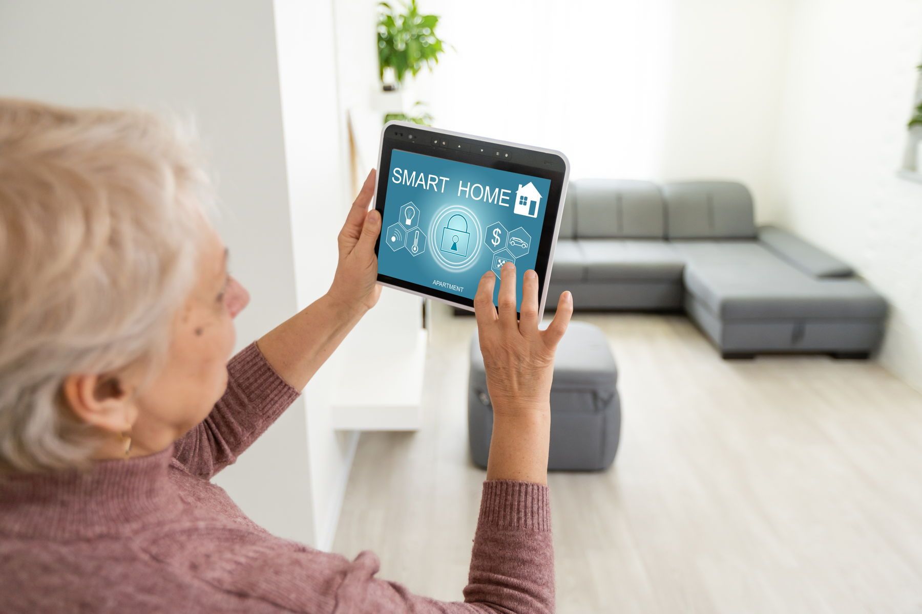 Seniorin nutzt ein Smart Home für mehr Komfort und den Hausnotruf
