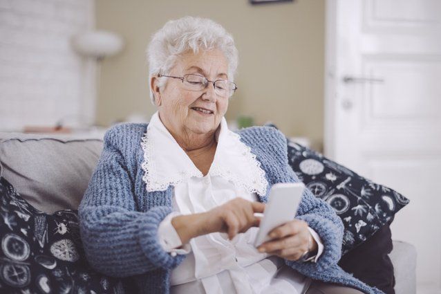 Ältere Dame mit Notrufsystem für Senioren