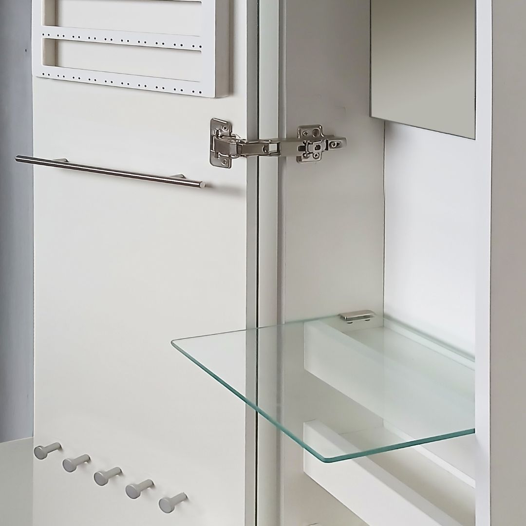 Estante de cristal y soportes metálicos dentro de un armario o vitrina blanca.